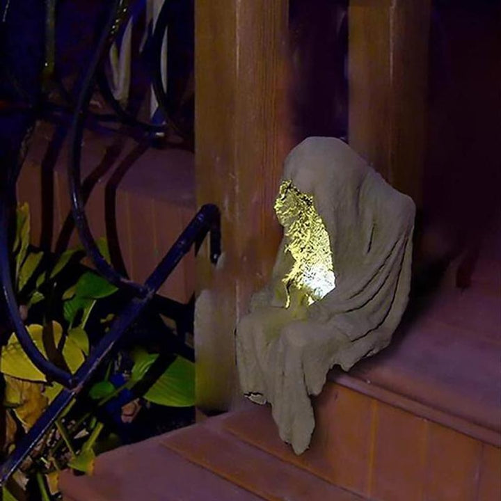 Solcellsdriven utomhuslampa med ghoul, närbild på detaljer, för trädgård.