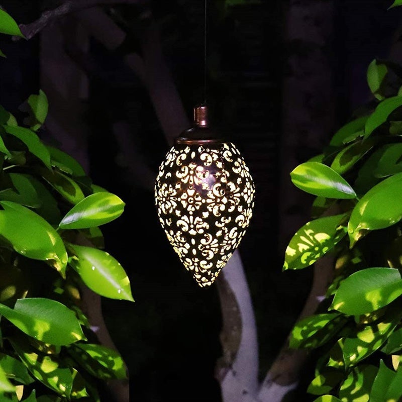 "Soldriven trädgårdslampa IP55 i rostfritt stål med elegant design, lyser upp utomhusmiljö och står emot väder."