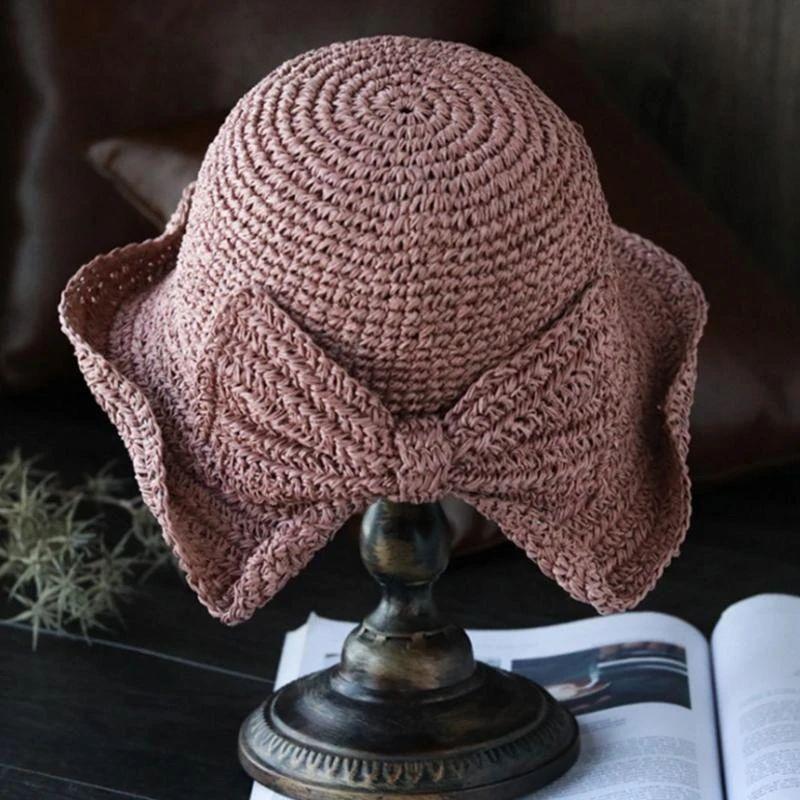 Moderna strandaccessoarer inkluderande en vit solhatt med brett brätte