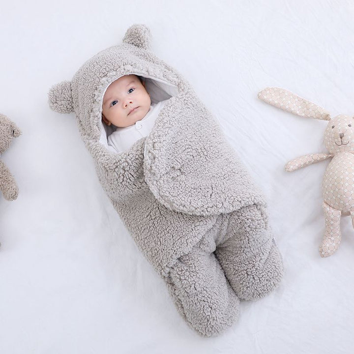 "Söt björn-mönstrad baby sovpåse i mjukt bomull, med vadderade öron. Perfekt för säker och bekväm sovstund."