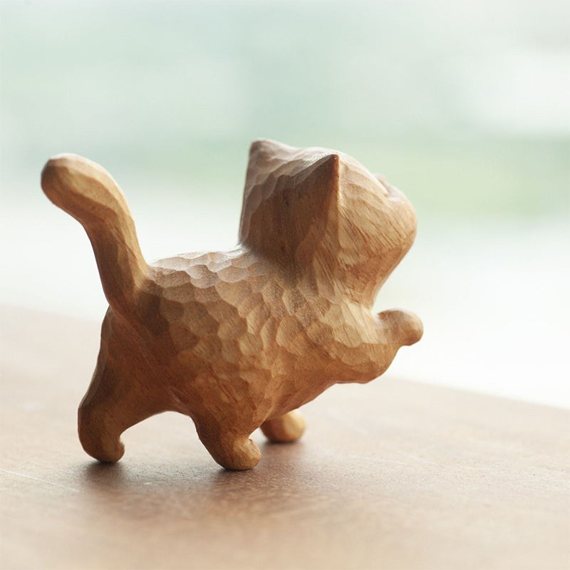 "Söt handgjord träkatt skulptur 5cm, elegant linjer, detaljarbete i buxbom, perfekt dekorationsaccessoar."