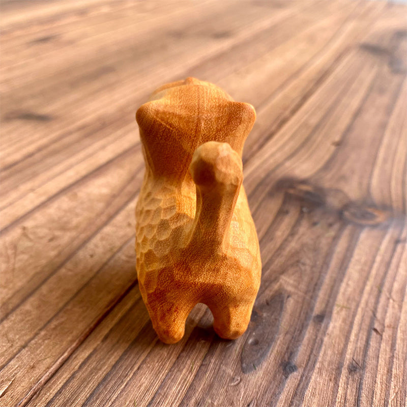 "Söt handgjord träkatt skulptur 5cm, elegant linjer, detaljarbete i buxbom, perfekt dekorationsaccessoar."