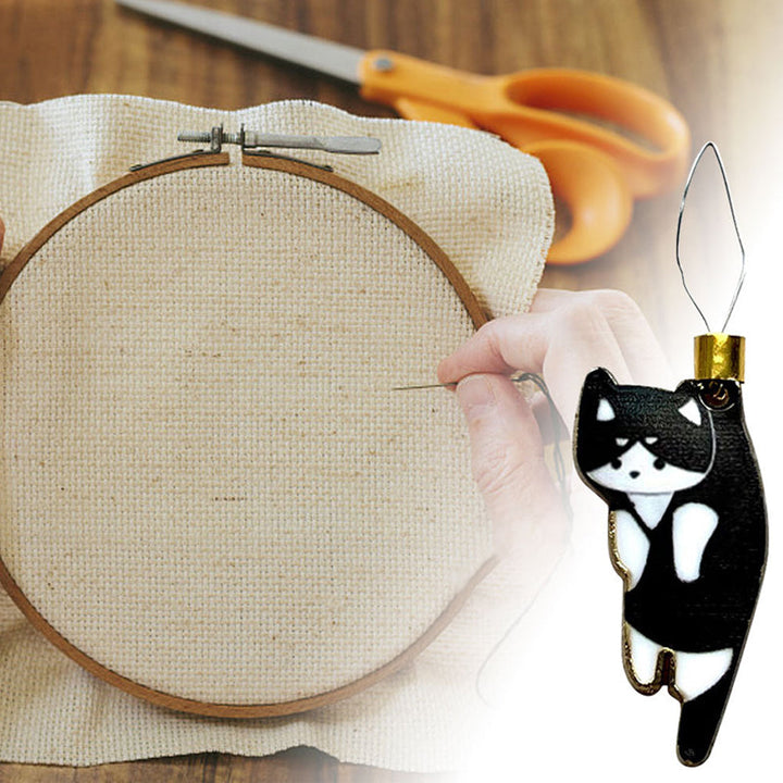"Söt katt nålgängare i olika färger för enkel nålträdning, funktionell och stilfull accessoar för broderi."