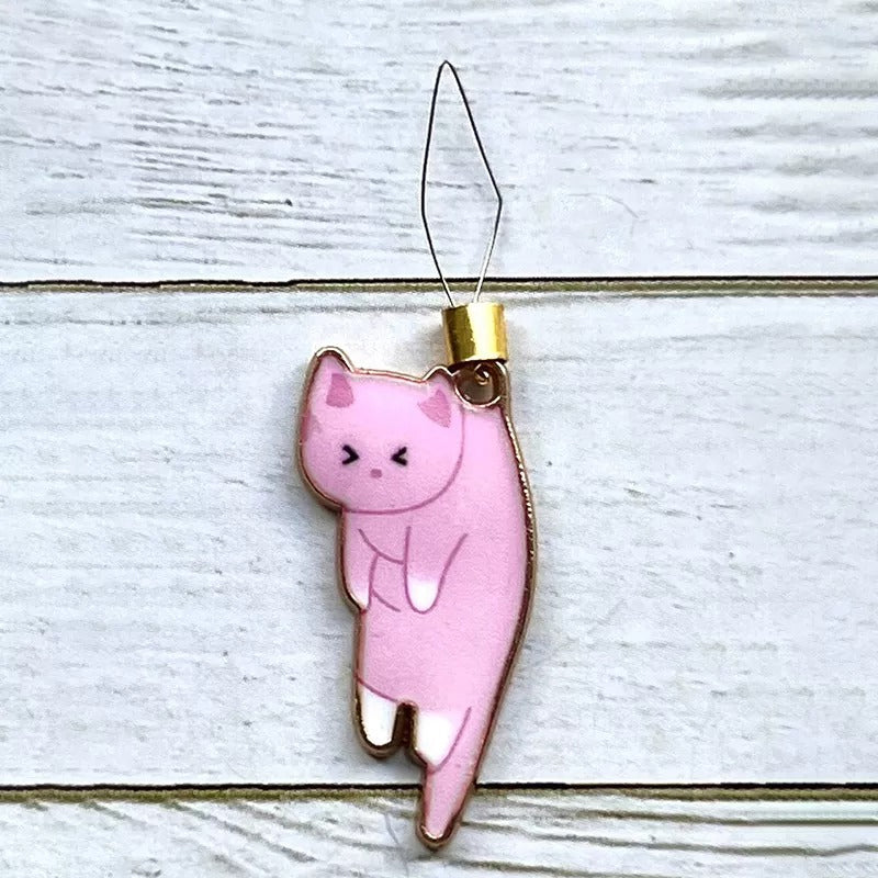 "Söt katt nålgängare i olika färger för enkel nålträdning, funktionell och stilfull accessoar för broderi."
