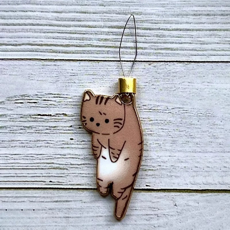 "Söt katt nålgängare i olika färger för enkel nålträdning, funktionell och stilfull accessoar för broderi."