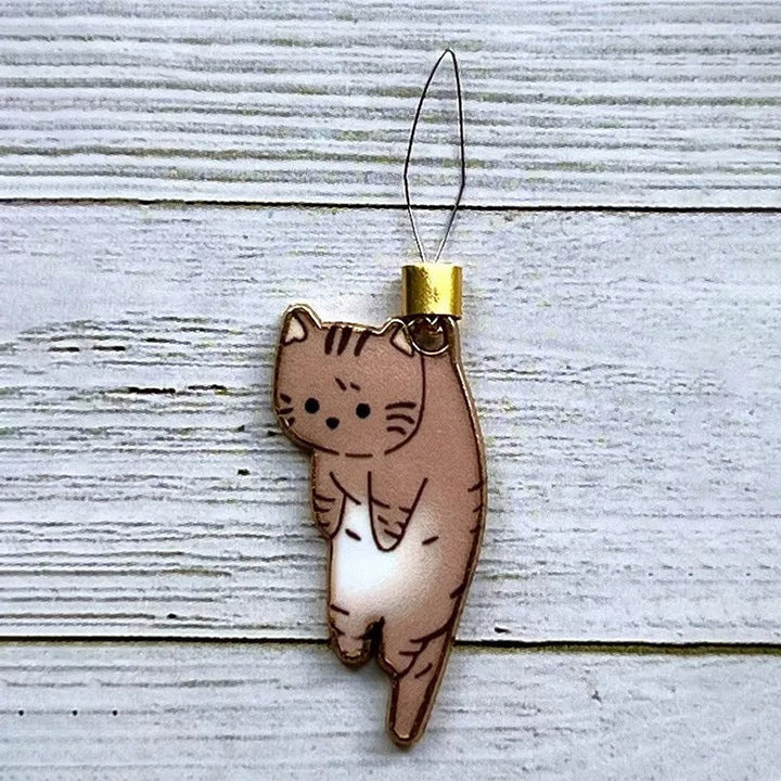 "Söt katt nålgängare i olika färger för enkel nålträdning, funktionell och stilfull accessoar för broderi."