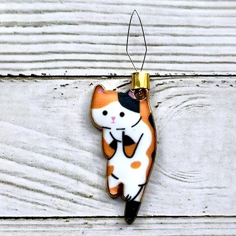 "Söt katt nålgängare i olika färger för enkel nålträdning, funktionell och stilfull accessoar för broderi."