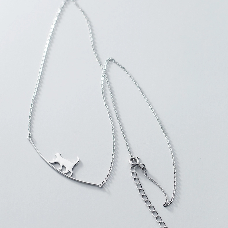 "Sött halsband med gående katt i guld och silver, perfekt för alla åldrar. Kvinnors accessoar som utstrålar charm och elegans