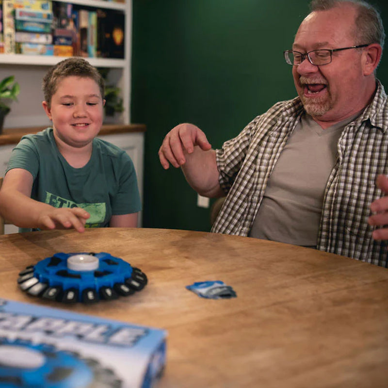 "Spännande Tapple ordspel för familjer, lättspelat och bärbart, med timer och bokstavsblockerande mekanism."