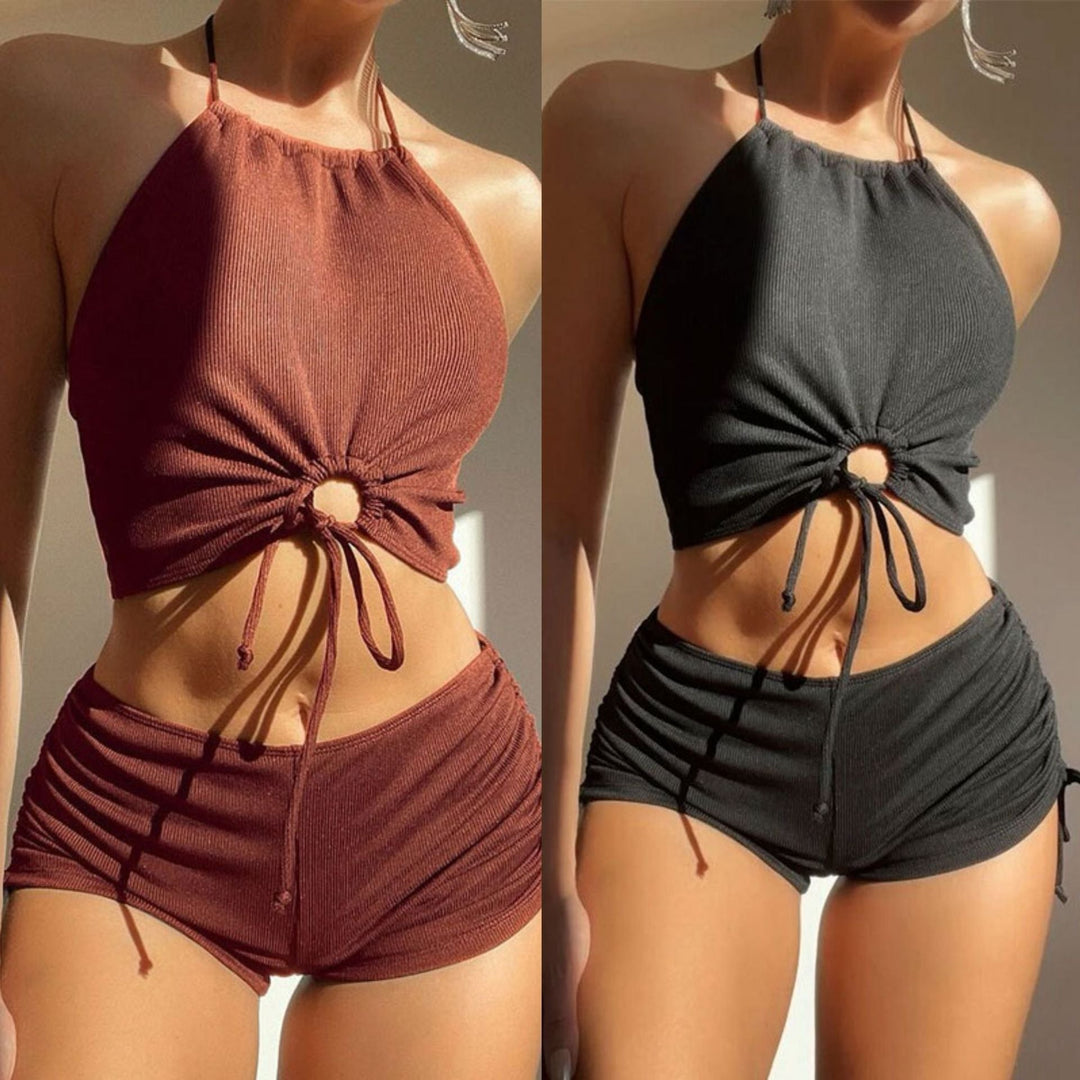 Sportig bikiniset dam ljusbrun med elegant vikdesign & justerbara axelband. Perfekt badkläder för sommar, strand & pool.