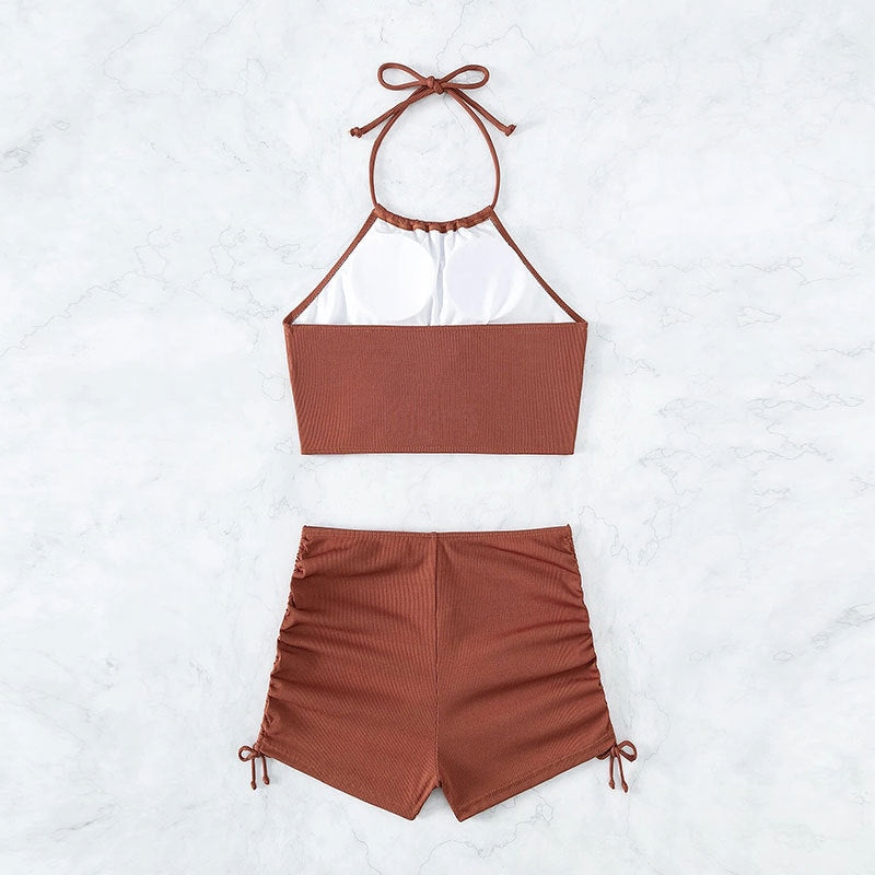 Dam sportig bikiniset i svart med justerbara axelband och elegant vikdesign. Perfekt strandmode för pool & sommar.