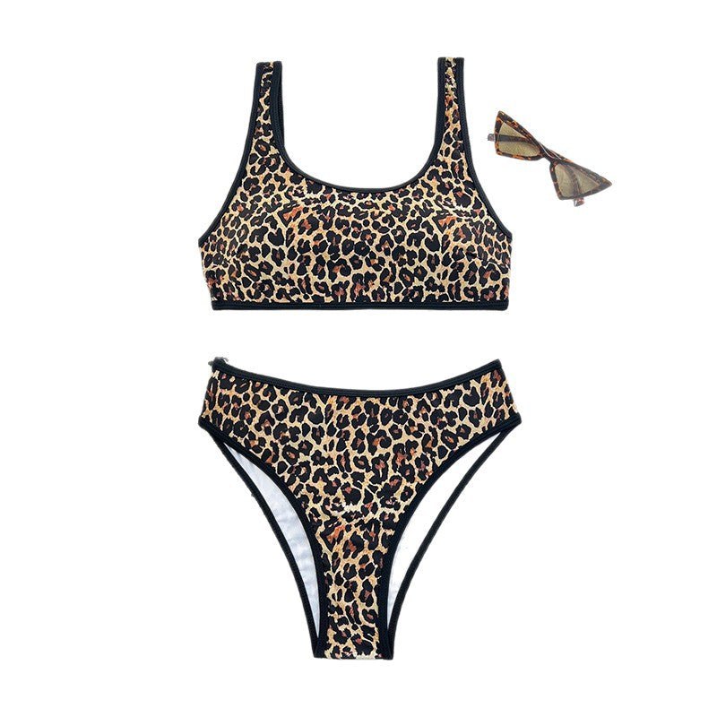 Stilrent leopardbikini-set med hög midja för dam, designat för sportiga aktiviteter i solen. Badkläder.