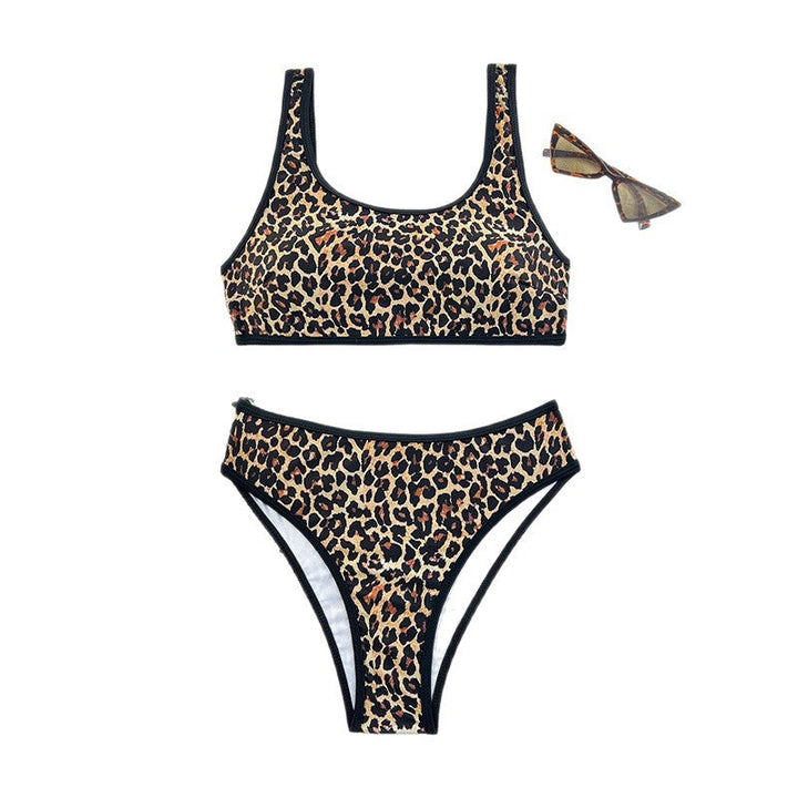 Stilrent leopardbikini-set med hög midja för dam, designat för sportiga aktiviteter i solen. Badkläder.