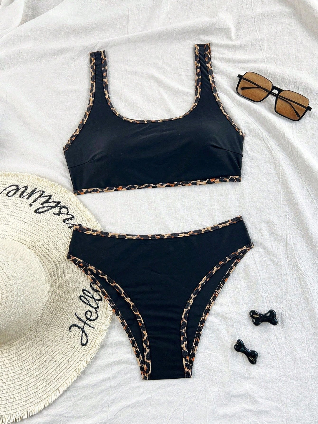 Modernt dam bikini-set i leopard, idealiskt för stranddagar. Sportig design med hög midja för kvinnor.
