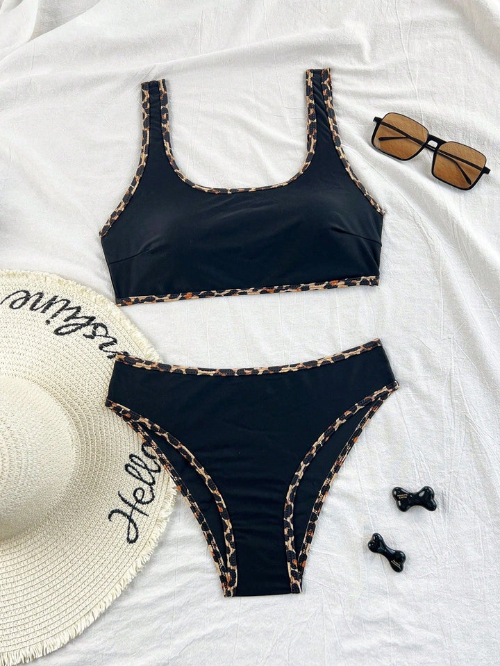 Modernt dam bikini-set i leopard, idealiskt för stranddagar. Sportig design med hög midja för kvinnor.