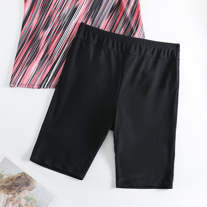 Bekvämt flerfärgat tankini-set för damer med badtopp och matchande shorts, idealiskt för sommarfritid.