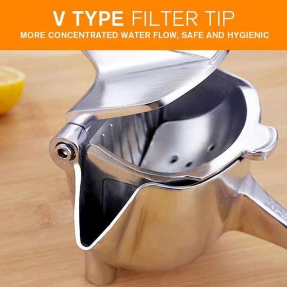 Närbild på saftpressens V-formade pip och filter