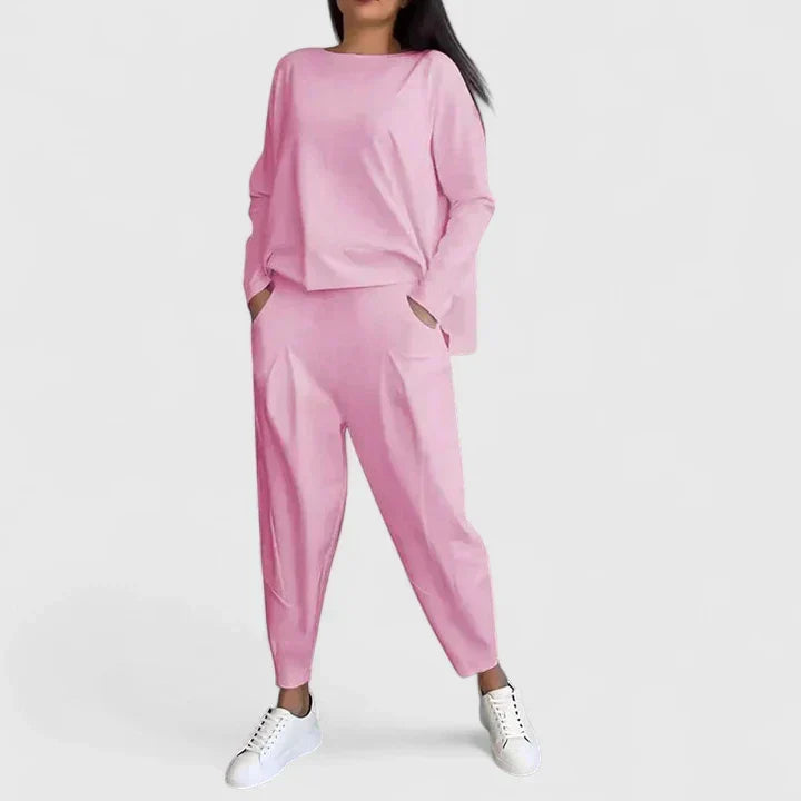 Elegant tvådelat set i beige nyans med tröja och byxor för en stilren vardagslook