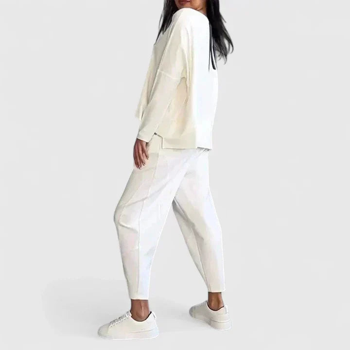Beige damset med långärmad tröja och matchande byxor i bekväm modell för damkläder
