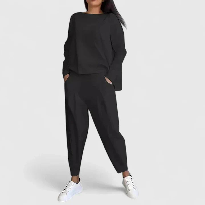 Närbild på det beiga damsetets mjuka tyg och fina textur