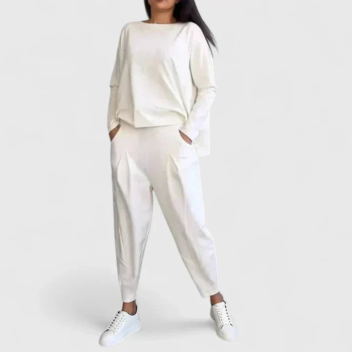 Helhetsbild bakifrån av det eleganta beiga setet med tröja och byxor