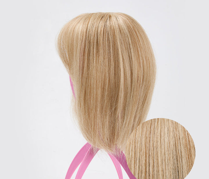 Mellangyllene blond hårdel med lugg i naturlig stil