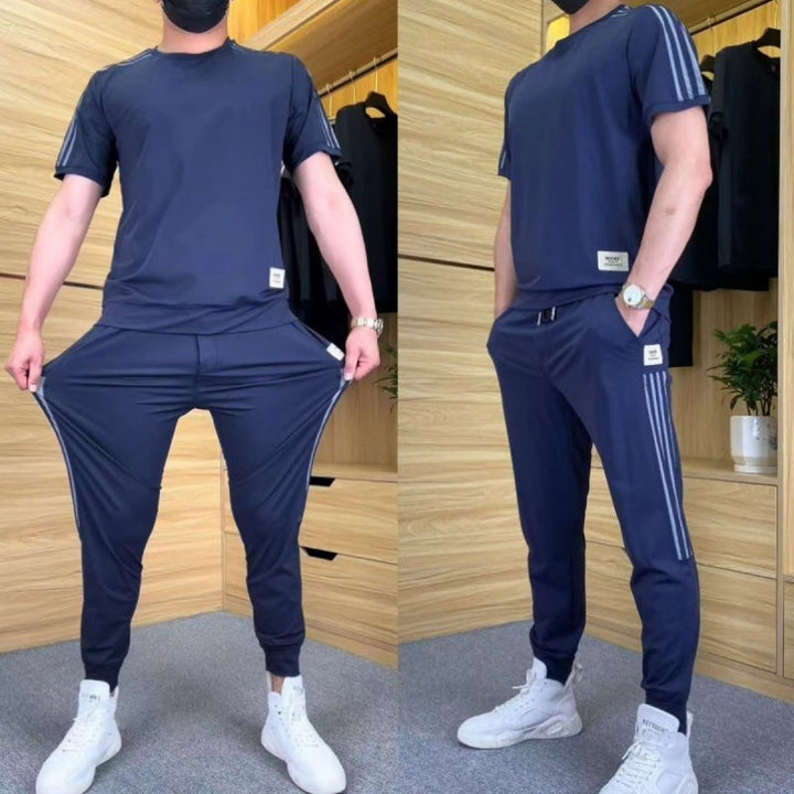 Mörkblått stretchigt herrset med t-shirt och byxor som visar elasticitet