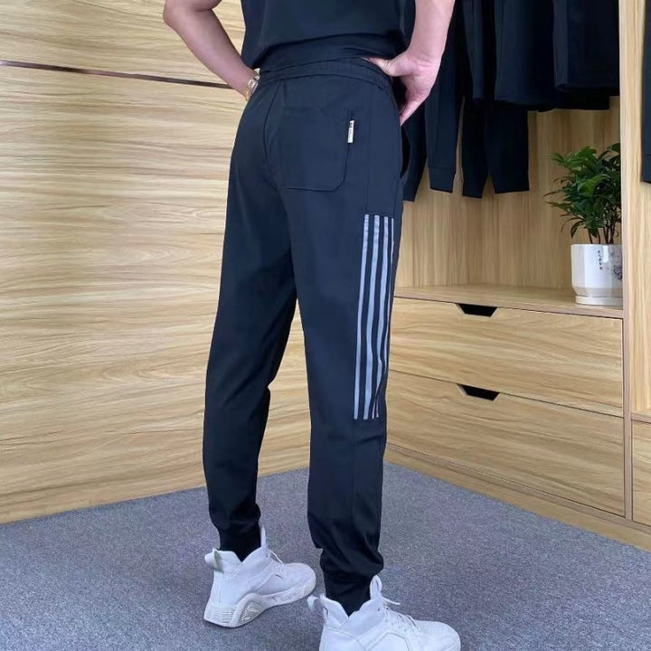 Moderna herrkläder i form av ett komplett set med t-shirt och byxa