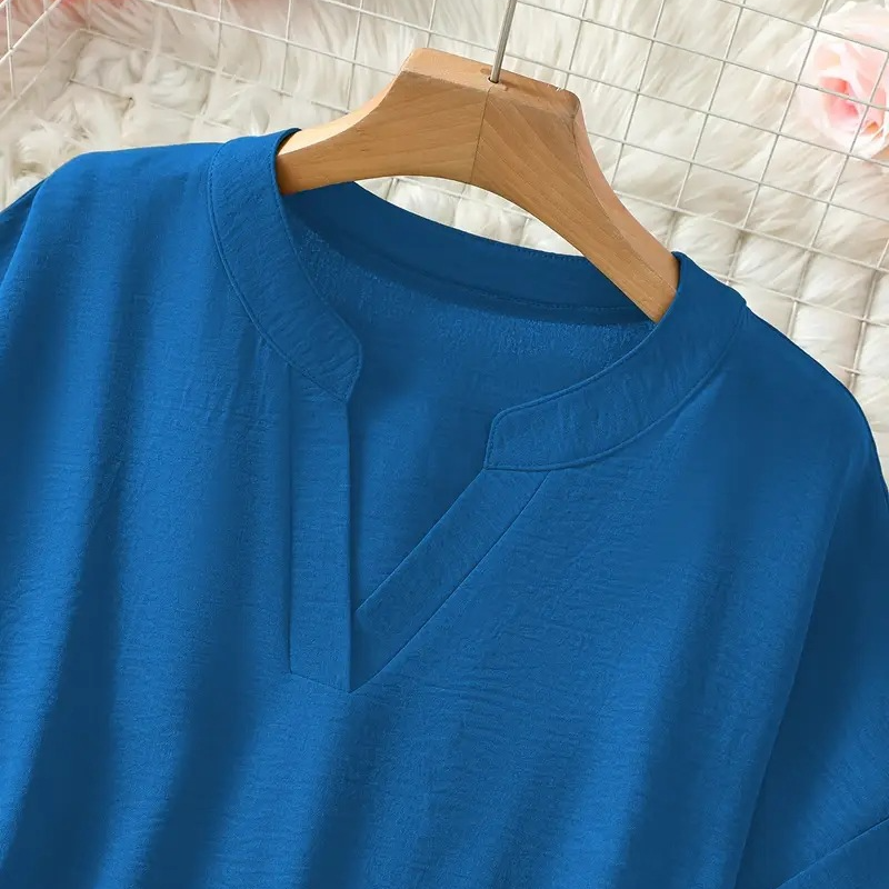 Mångsidig vardagsblus för kvinnor med stilren design och fina ärmslut.