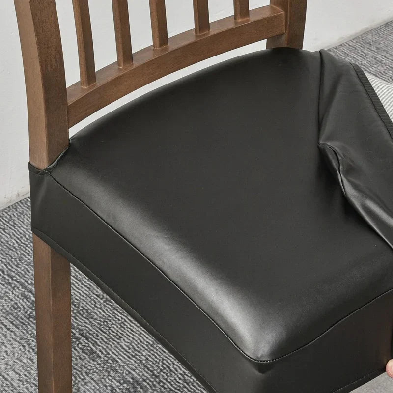 Snabb förvandling av gamla stolar med ett elastiskt överdrag