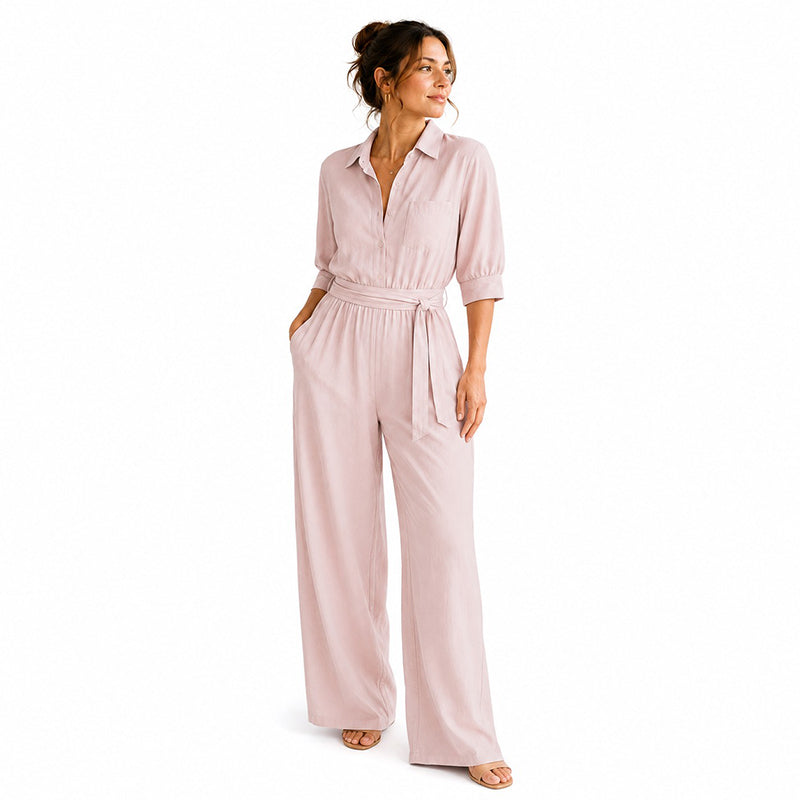Kvinna i puderrosa jumpsuit med skjortkrage