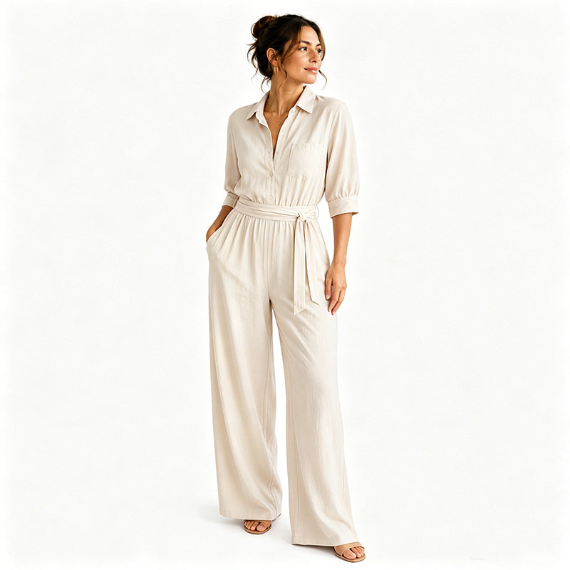 Kvinna i beige jumpsuit med knytskärp och vida ben