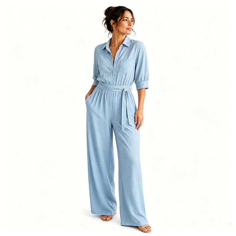Kvinna i himmelsblå jumpsuit med sidfickor