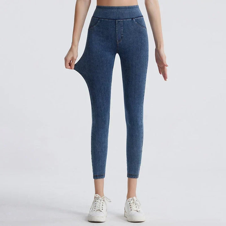 Modell som visar passform och längd på blå damjeans