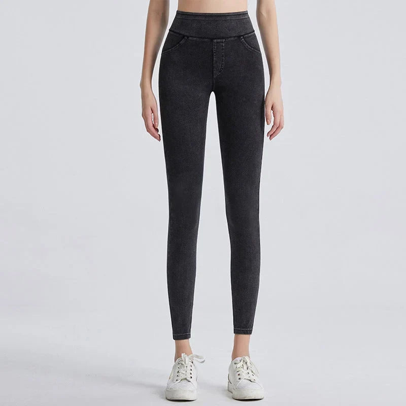 Strukturbild av det mjuka denimmaterialet i grå jeans