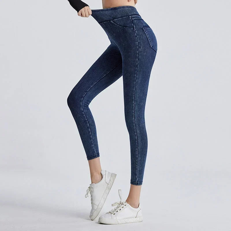 Modell i grå stretchiga damjeans med smal passform