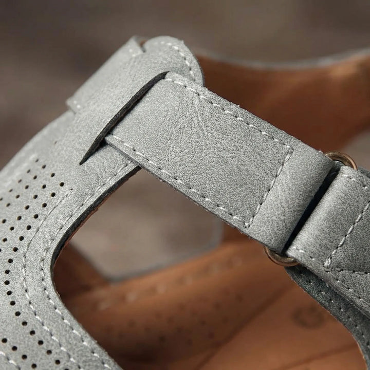 Ergonomiska damsandaler Chloe med halkfri sula & sluten tå. Ger optimal komfort & stöd för fötterna.