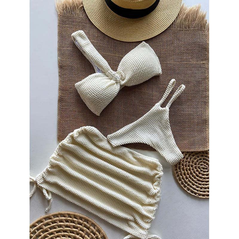 Stickad dambikini i crème med justerbar rynkad överdel. Elegant badkläder för sommar och strandmode.