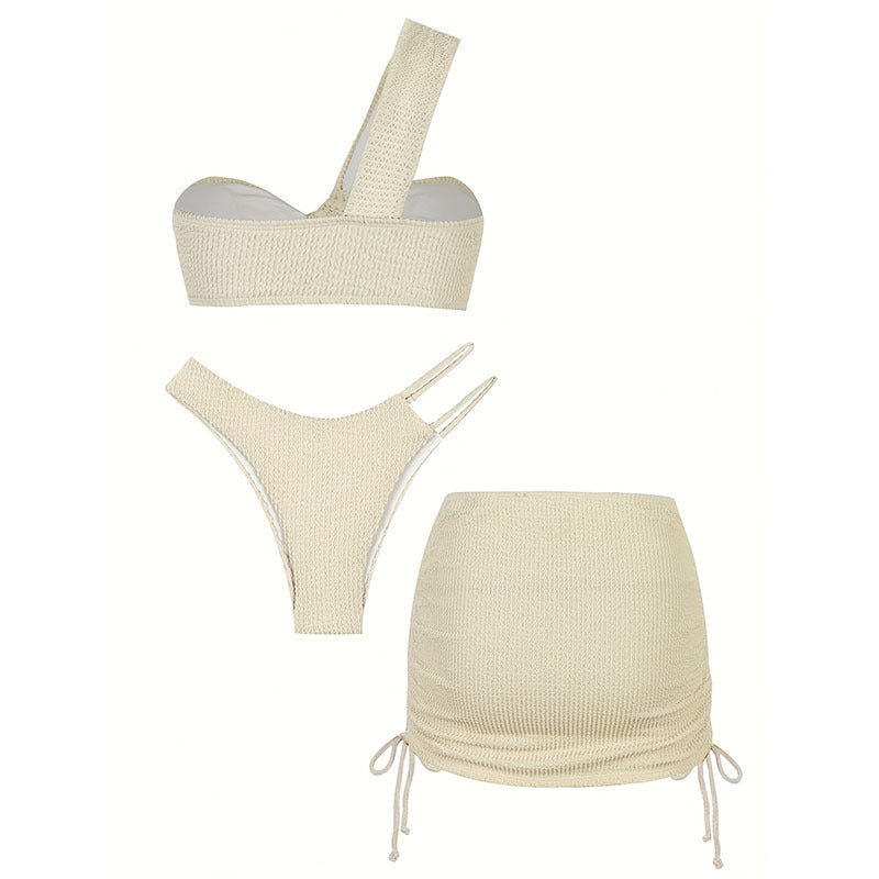 Detaljbild av stickad crème dambikini, mjukt material för bekväma badkläder. Perfekt sommarstil.