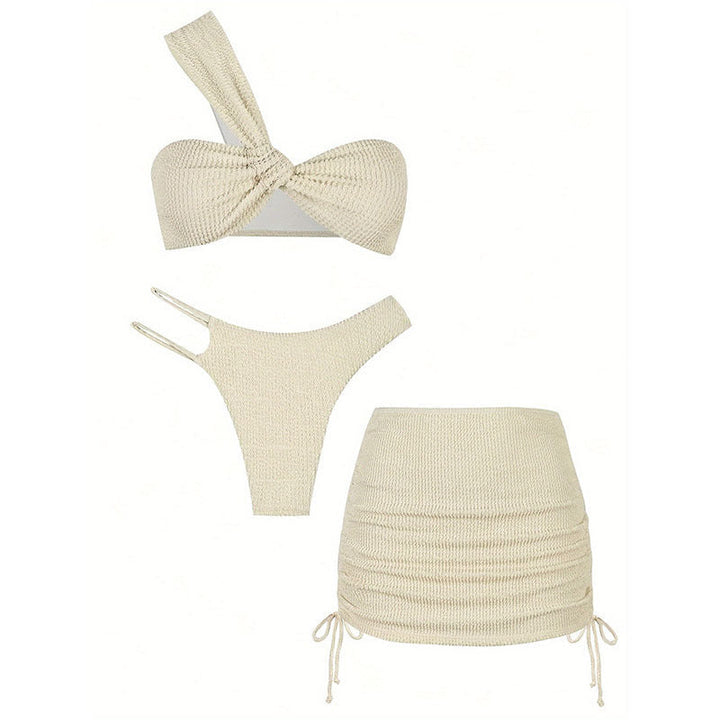 Exklusiv stickad dambikini i crème, justerbar design för optimal komfort och stil. Eleganta sommarbadkläder.