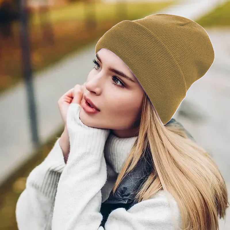 Stickad dammössa med satinfoder i blått, värmande, modern design, ger skydd och stil för kalla dagar.