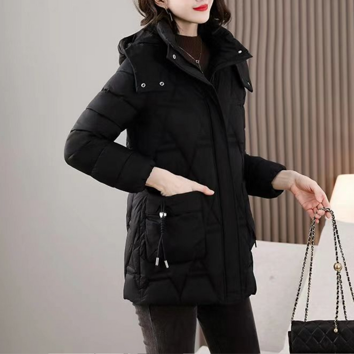Värmande damjacka med hög krage och praktiska fickor, stilfull för vinterns alla äventyr.