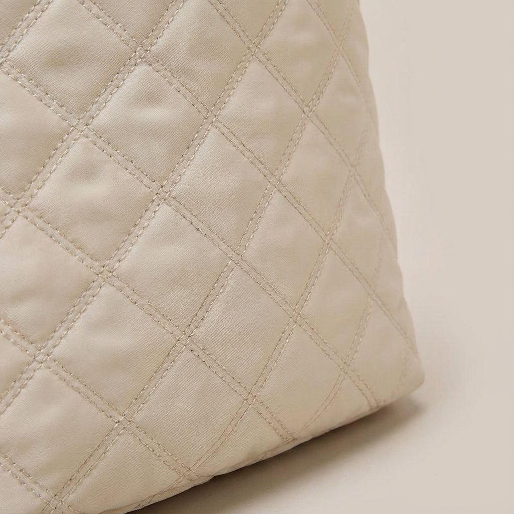 Quiltad weekendväska, en stilren resväska med vaddering, perfekt för smidigt handbagage.