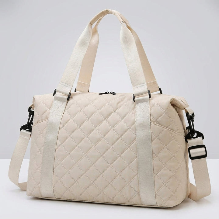 Elegant vadderad axelväska/resväska för weekendresor, också som stilren duffelbag eller sportväska.