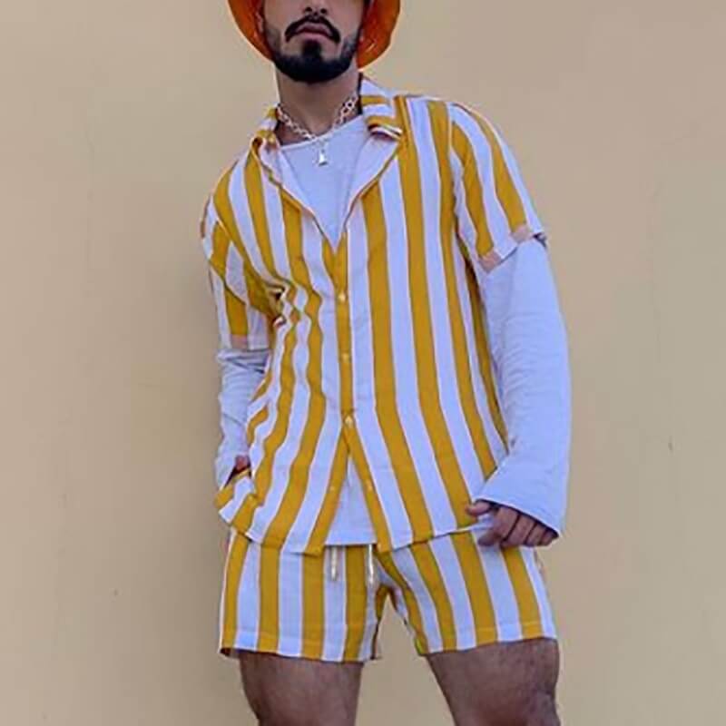 Stiligt herr sommarset med randig t-shirt & shorts. Perfekt för fritid & stranden.