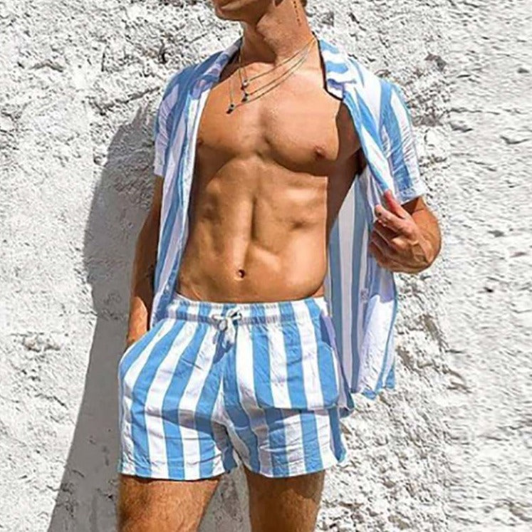 Bekvämt herr sommarset med randigt mönster. Inkluderar t-shirt och matchande shorts för fritid.