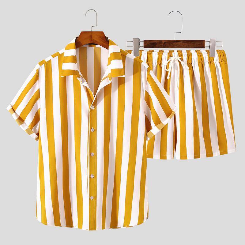 Randig herr t-shirt och shorts set i bekväm sommarstil. Mångsidigt för herrkläder.