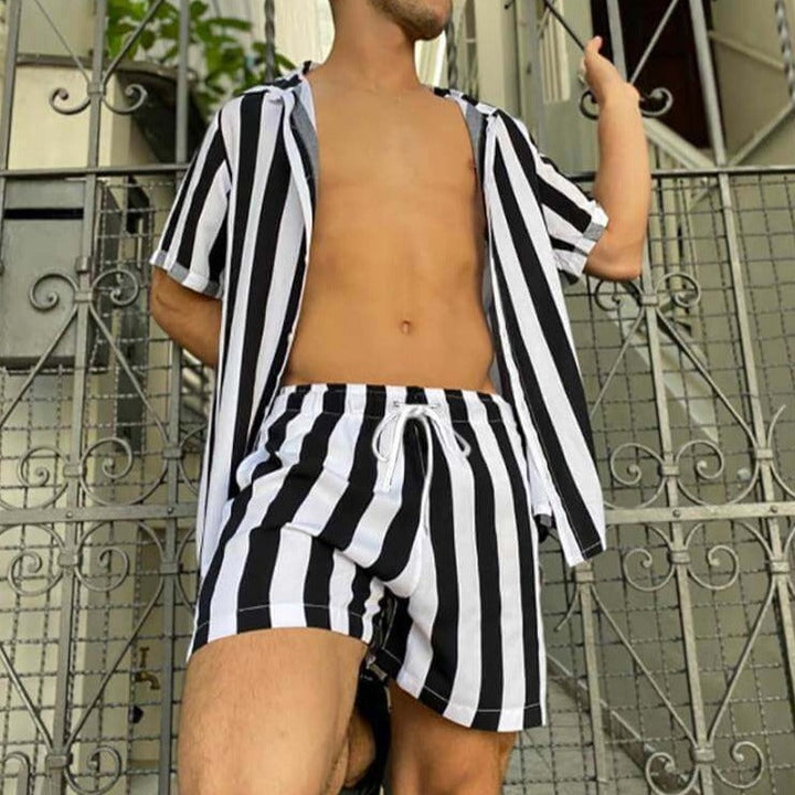 Modernt herr sommarset med randiga detaljer. Bekväm t-shirt och shorts för mode och fritid.