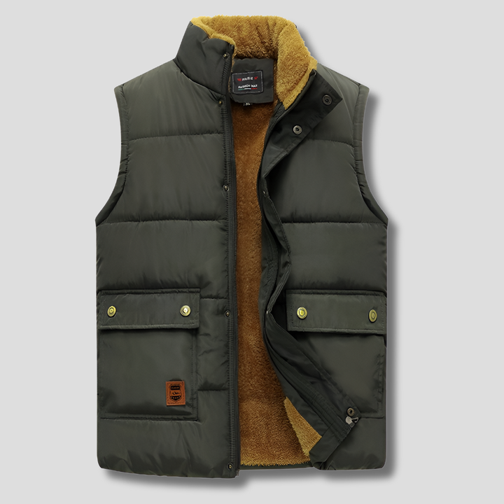 Stilren armégrön herrväst, lättviktig och mångsidig för vår- och höstmode. Perfekt ytterplagg.
