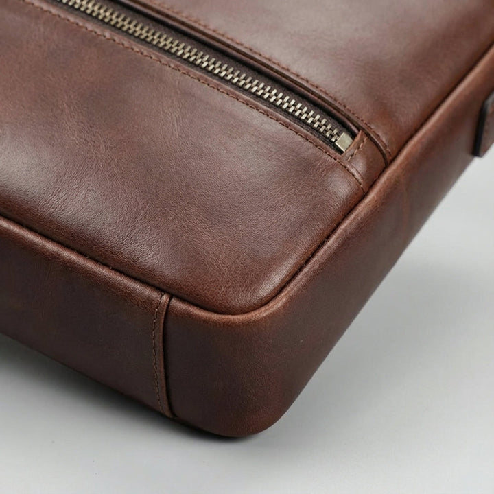 Elegant herr laptopväska i brunt läder. Skydda din dator och organisera tillbehör för arbete och resor.
